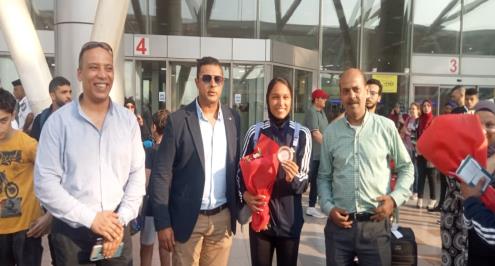 بعثة ألعاب البحر المتوسط تصل من الجزائر.. ووزير الرياضة يستقبلهم في المطار 